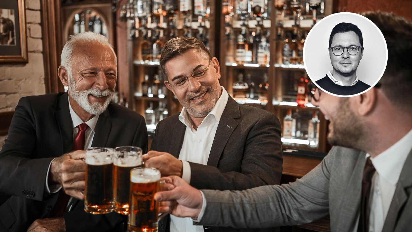 Männer in einer Bar stoßen an Männer in einer Bar stoßen an