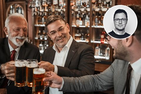 Männer in einer Bar stoßen an