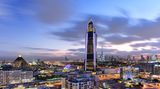 Das zur französischen Accor-Gruppe gehörende Sofitel Dubai The Obelisk hebt sich ebenfalls von den üblichen Hochhäusern ab. Das Hotel mit seinen fast 600 Zimmern liegt in der Nachbarschaft der Wafi Mall und setzt im Inneren auf zeitgemäßes Design.  Infos: www.sofitel-dubai-theobelisk.com