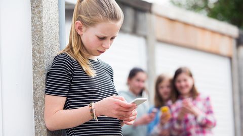 Neue Studie: Zwei Millionen Kinder von Cybermobbing betroffen – darauf sollten Eltern achten