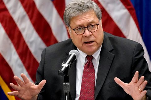 US-Justizminister Bill Barr vor einer amerikanischen Flagge