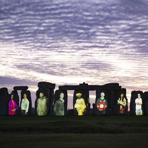 Auf den Steinen von Stonehenge sind die Bilder von Menschen zu sehen.