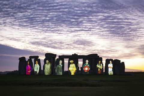 Auf den Steinen von Stonehenge sind die Bilder von Menschen zu sehen.