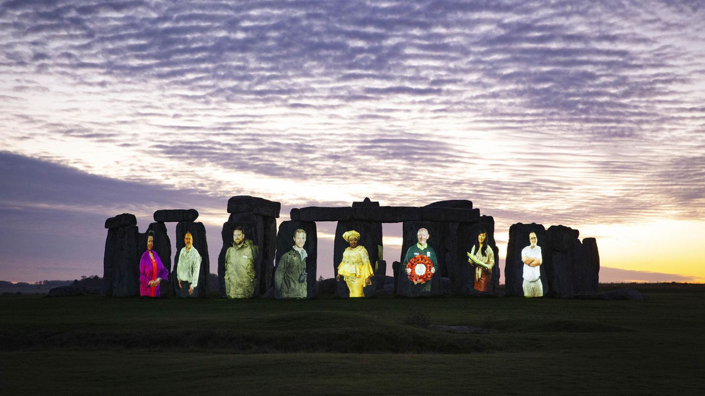 Auf den Steinen von Stonehenge sind die Bilder von Menschen zu sehen.
