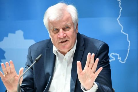 Bundesinnenminister Horst Seehofer gestikuliert