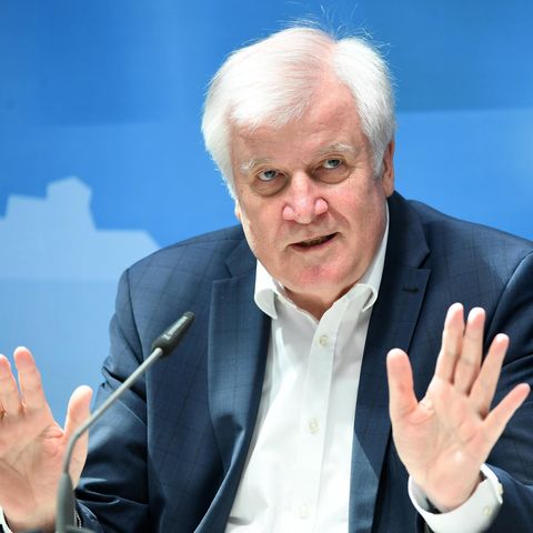 Bundesinnenminister Horst Seehofer gestikuliert