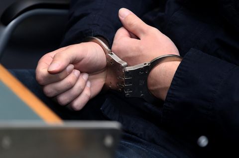 Die Hände des Halle-Attentäter Stephan B. sind gefesselt