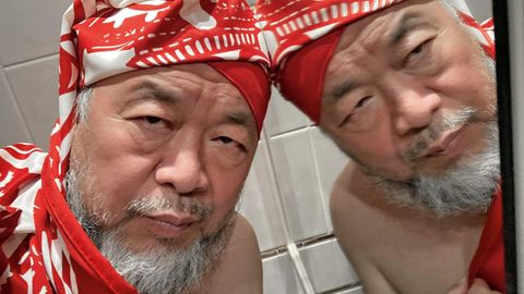 Ai Weiwei macht ein Selfie vor einem Spiegel