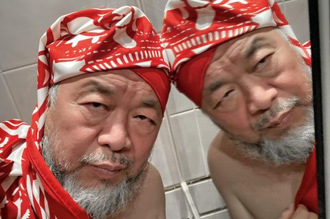 Ai Weiwei macht ein Selfie vor einem Spiegel