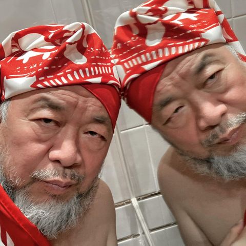 Ai Weiwei macht ein Selfie vor einem Spiegel