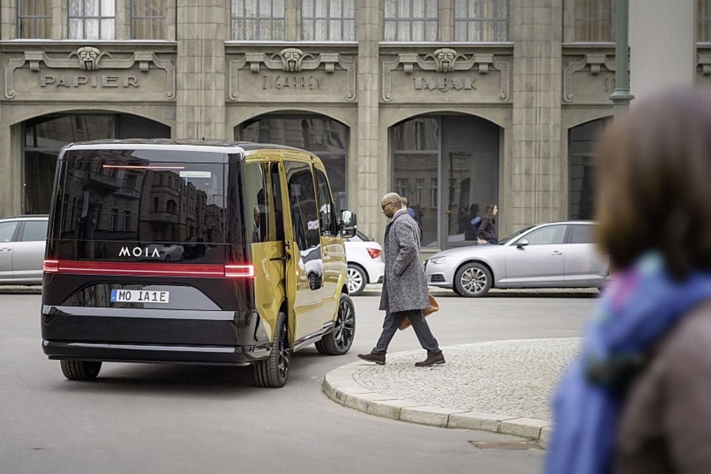 Der VW Mitfahranbieter MOIA hat in Hamburg eine Flotte bereitgestellt, um die Engpässe des öffentlichen Nahverkehrs auszugleiche