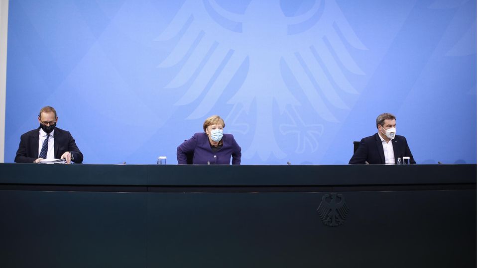 Bundeskanzlerin Merkel (M.), Berlins Regierender Bürgermeister Müller (l.) und Bayerns Ministerpräsident Söder
