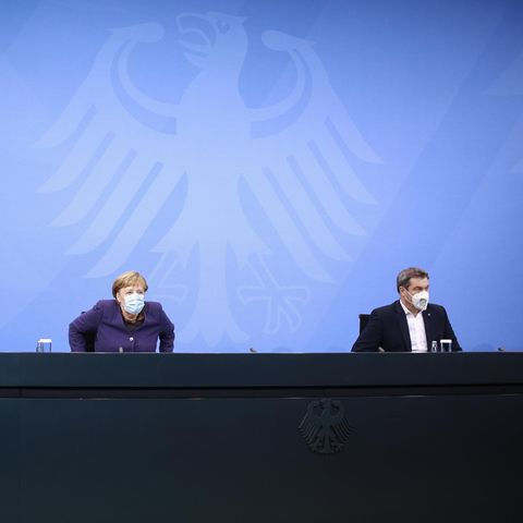 Bundeskanzlerin Merkel (M.), Berlins Regierender Bürgermeister Müller (l.) und Bayerns Ministerpräsident Söder