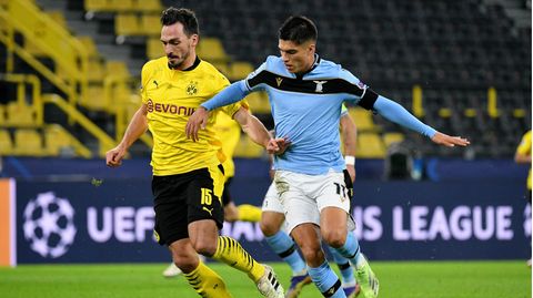 Mats Hummels (l., Borussia Dortmund) im Zweikampf mit Joaquin Correa (Lazio Rom)