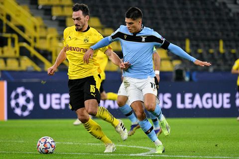 Mats Hummels (l., Borussia Dortmund) im Zweikampf mit Joaquin Correa (Lazio Rom)