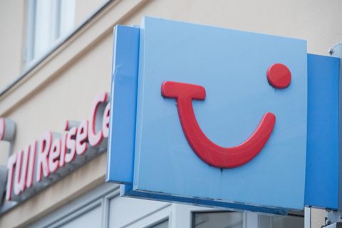 Das Firmen-Schild mit dem Logo des Reiseveranstalters Tui an einem Reisebüro