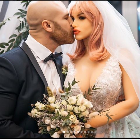 Kasachstan: Bodybuilder heiratet seine Sexpuppe: "Sie hat eine zarte Seele"