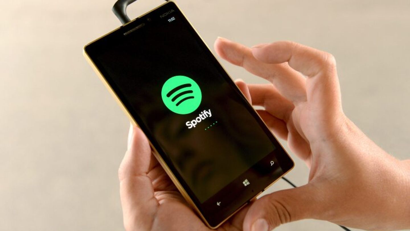 Ein Smartphone mit geöffneter Spotify-App.