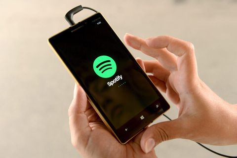 Ein Smartphone mit geöffneter Spotify-App.