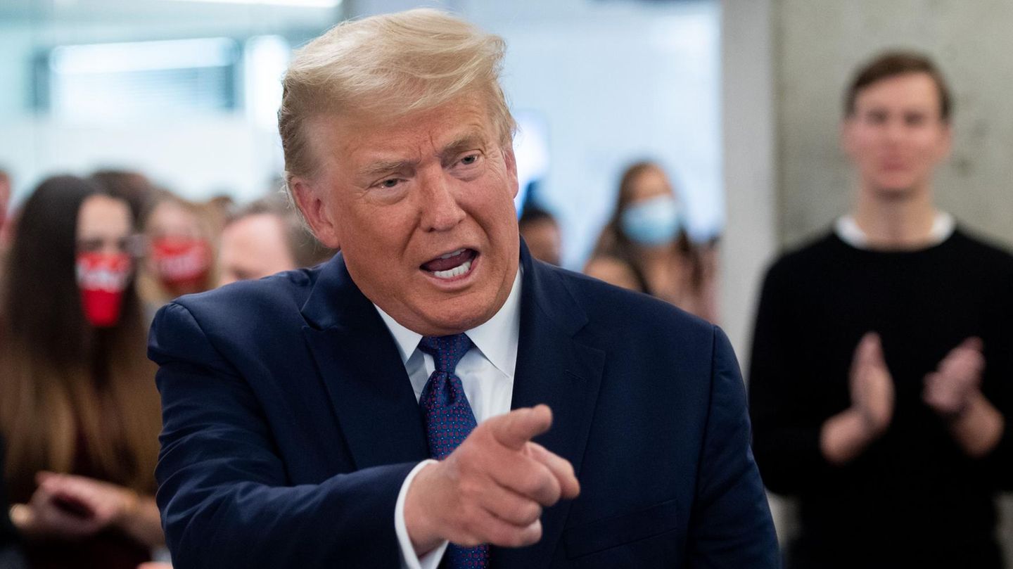 Donald Trump zeigt mit dem Finger