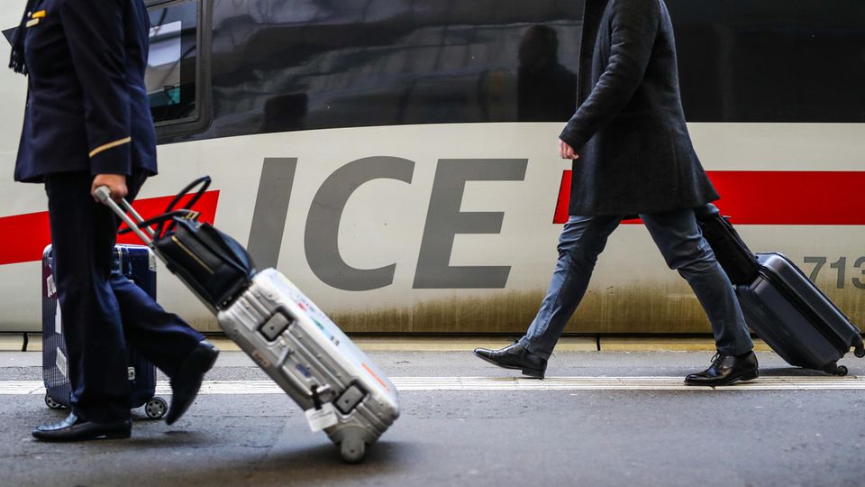 Mit 100 zusätzlichen Fahrten über die Weihnachtstage will die Deutsche Bahn den Fernverkehr während dieser Zeit entlasten und für mehr Platz in den Zügen sorgen.
