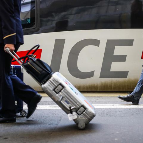 Mit 100 zusätzlichen Fahrten über die Weihnachtstage will die Deutsche Bahn den Fernverkehr während dieser Zeit entlasten und für mehr Platz in den Zügen sorgen.