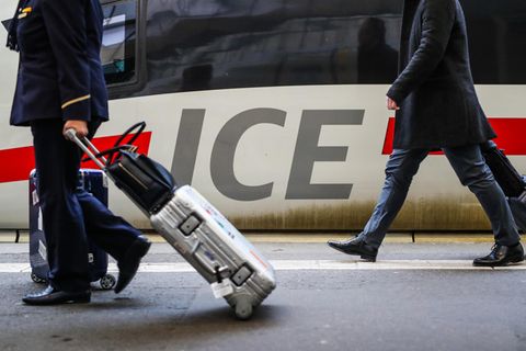 Mit 100 zusätzlichen Fahrten über die Weihnachtstage will die Deutsche Bahn den Fernverkehr während dieser Zeit entlasten und für mehr Platz in den Zügen sorgen.