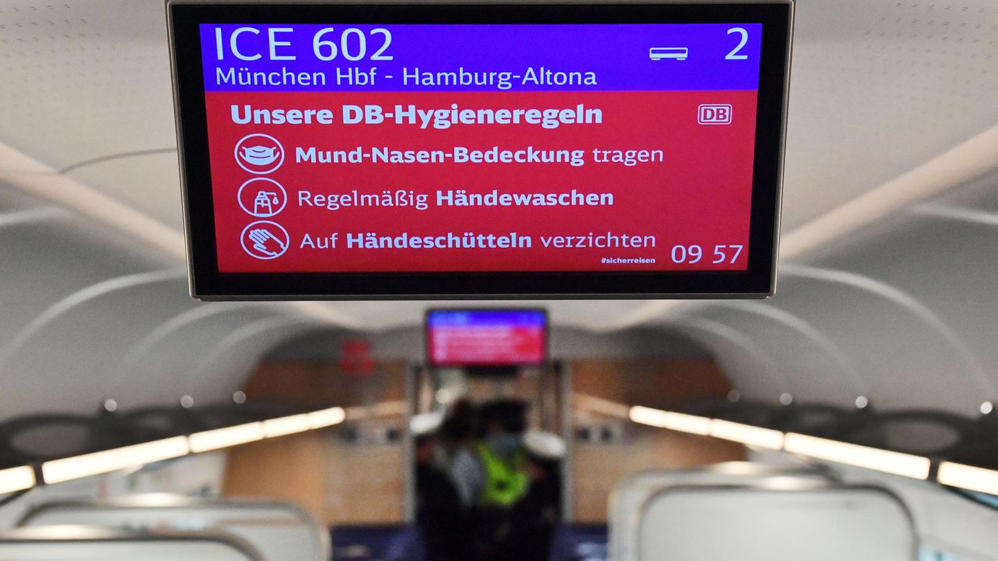 Die DB-Hygieneregeln auf dem Display in einem ICE. Laut Bahn laufen bundesweit regelmäßig Präventions- und Kontrollaktionen in Zügen und Bahnhöfen mit Unterstützung der Bundespolizei.