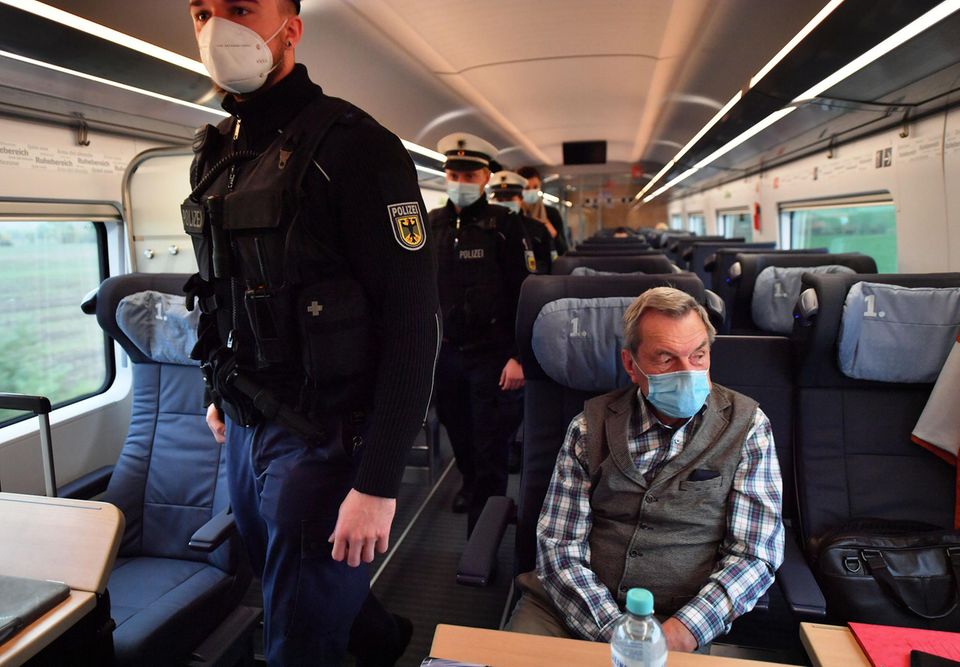 Sicherheitsteams an Bord: Bundespolizisten kontrollieren in einem von München nach Hamburg die Einhaltung der Hygieneregeln, insbesondere das Tragen einer Nase-Mund-Bedeckung. Bundespolizisten kontrollieren in einem von München nach Hamburg die Einhaltung der Hygieneregeln, insbesondere das Tragen einer Nase-Mund-Bedeckung.