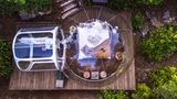Frankreich: Attrap’Rêves  Dieser besondere Rückzugsort liegt in der Provence. Geschlafen wird in durchsichtigen Bubbles. Die Natur hat hier einen ganz eigenen Duft: Es riecht nach Lavendel, nach Zitronen und Rosmarin. Lage: 15 Minuten von Marseille, 30 Minuten von Aix-en-Provence.  Infos: www.attrap-reves.com