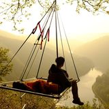 Deutschland - Cloefhänger  Das Zelt schwingt frei über dem Boden, direkt davor die steile Kante der Saarsteilhänge. Von Juli bis September können hier immer samstags zwischen 4 und 10 Personen übernachten.  Infos: www.cloefhaenger.com