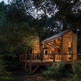 Großbritannien: Fforest  Eingebettet im Grünen lässt es sich gut abschalten. Die Farm befindet sich nur wenige Minuten von Cardigan/Wales entfernt. Der Mindestaufenthalt beträgt drei Nächte am Wochenende und vier während der Woche. Außerhalb der Schulferien können auch gelegentlich zwei Nächte gebucht werden.  Infos: www.coldatnight.co.uk