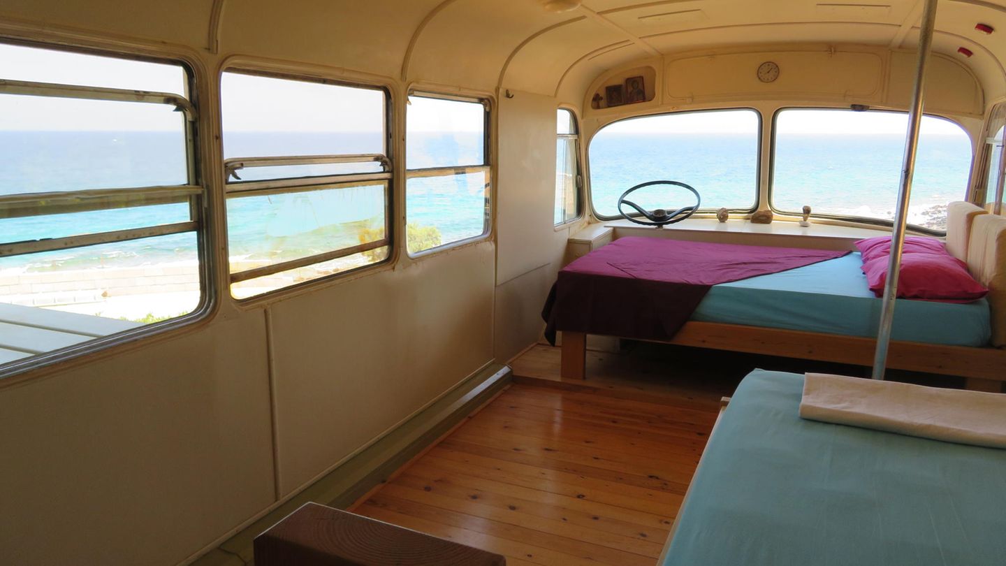 Griechenland: the Old Bus  An der Küste Kretas gibt es einen Ort, der magisch erscheint. Ein Bus für vier Personen steht hier einsam in weiter Flur direkt am Wasser, nur 70 Autominuten vom Flughafen Heraklion entfernt.  Infos: http://theoldbus.simplesite.com