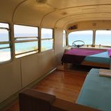Griechenland: the Old Bus  An der Küste Kretas gibt es einen Ort, der magisch erscheint. Ein Bus für vier Personen steht hier einsam in weiter Flur direkt am Wasser, nur 70 Autominuten vom Flughafen Heraklion entfernt.  Infos: http://theoldbus.simplesite.com