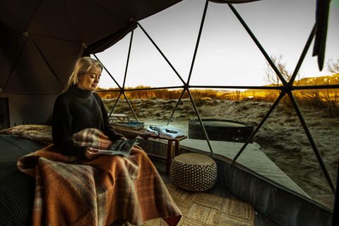 Island: Reykjavik Domes    Nur 10 Autominuten von der Innenstadt von Reykjavík entfernt: Die Domes sind ganzjährig geöffnet, im Winter sorgt ein Heizlüfter zusätzlich für Wärme.  Infos: www.reykjavikdomes.com