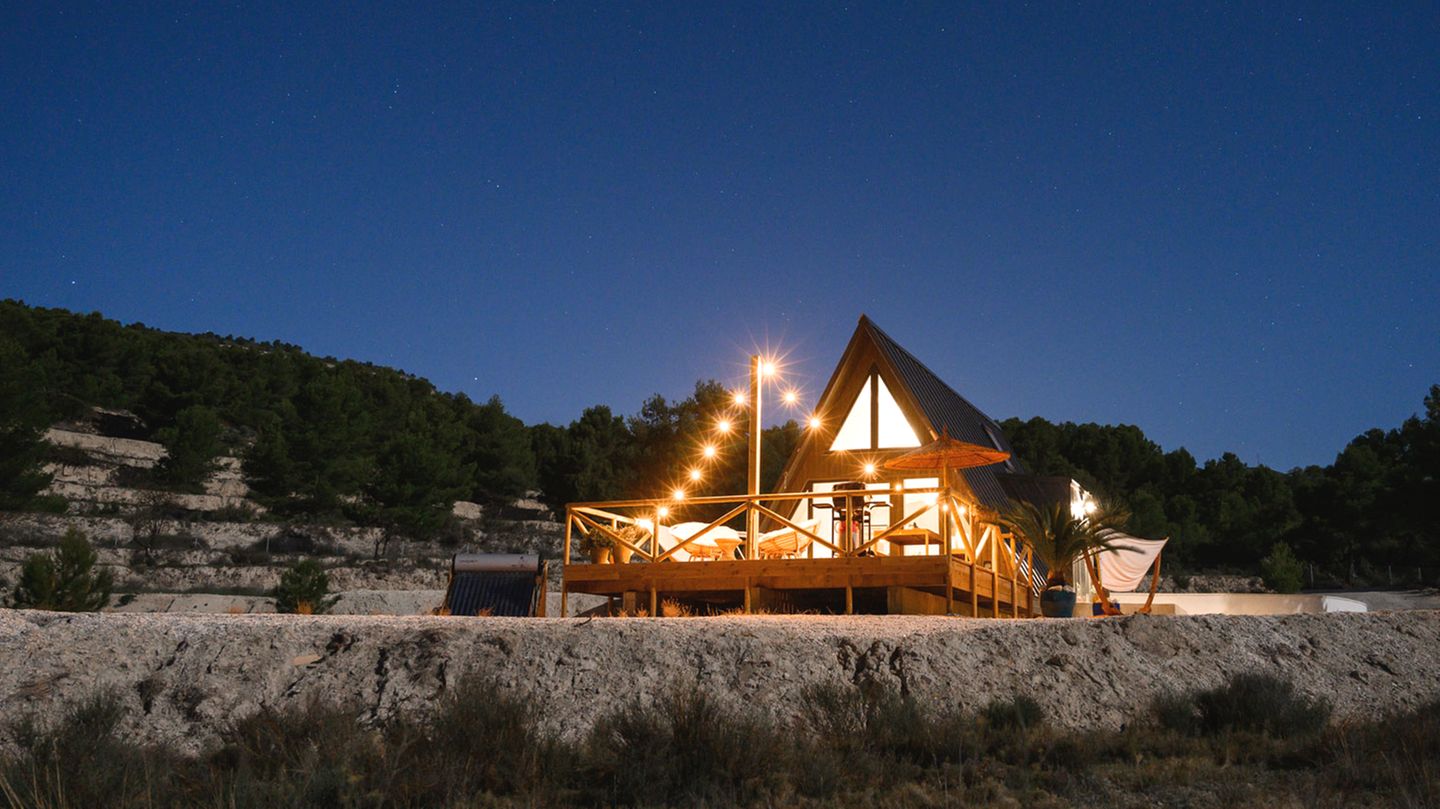 Spanien: Finca Les Coves   Diese Finca ist ein wahr gewordener Auswanderertraum dreier Freunde aus Rotterdam. Auf dem 80 Hektar großen Anwesen an der Costa Blanca können Besucher diesen Traum ein bisschen mitleben.  Infos: https://fincalescoves.com