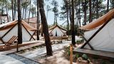 Portugal: Bukubaki Eco Resort  In diesem Eco Resort in der Nähe von Peniche an der Silberküste, eine Stunde von Lissabon entfernt, wurde in jedem Bereich auf Nachhaltigkeit geachtet. Und es geht sportlich zu: Surfen, Skaten und Yoga stehen auf dem Programm.  Infos: www.bukubaki.com