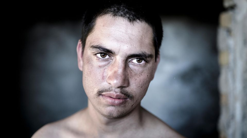 Reportage Bosnien Bakht, 17, kommt aus Pakistan. Grenzpolizisten haben ihn geschlagen und seine Sachen ins Feuer geworfen