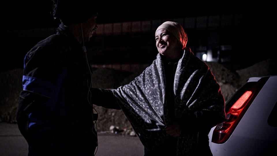 Reportage Bosnien Die Lehrerin Zehida Bihorac kümmert sich um die Menschen, die in ihrer Heimatstadt gestrandet sind. Anfangs war die Empathie bei den Bosniern noch groß, sagt sie. Inzwischen ist das Elend so unerträglich geworden, dass die Stimmung gegenüber den Migranten in Hass umgeschlagen ist. Wegen ihrer Hilfe wird Bihorac von Rechtsradikalen bedoht