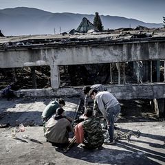 Die wenigen Camps im bosnisch-kroatischen Grenzgebiet sind überfüllt. Die Flüchtlinge müssen zusehen, wo sie unterkommen. Einige haben in der ehemaligen Metallfabrik von Bihac ihr Lager aufgeschlagen. Die EU-Grenze ist nur wenige Kilometer entfernt, an den Hügeln am Horizont