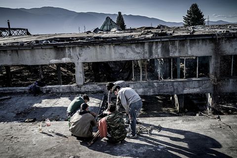 Die wenigen Camps im bosnisch-kroatischen Grenzgebiet sind überfüllt. Die Flüchtlinge müssen zusehen, wo sie unterkommen. Einige haben in der ehemaligen Metallfabrik von Bihac ihr Lager aufgeschlagen. Die EU-Grenze ist nur wenige Kilometer entfernt, an den Hügeln am Horizont