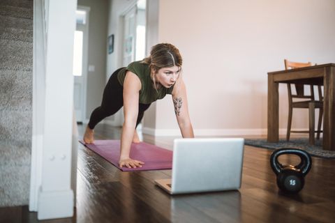 Frau macht Sport auf Matte