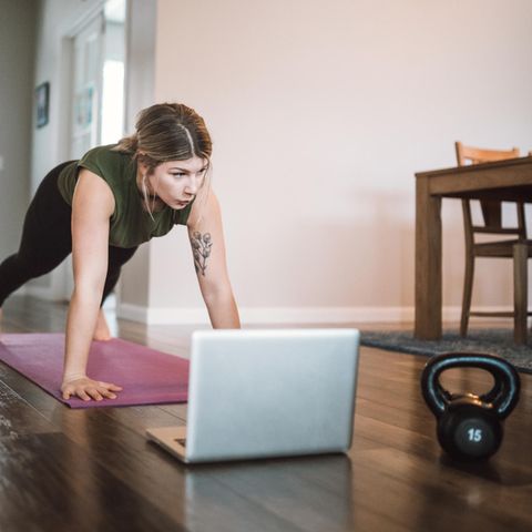 Frau macht Sport auf Matte