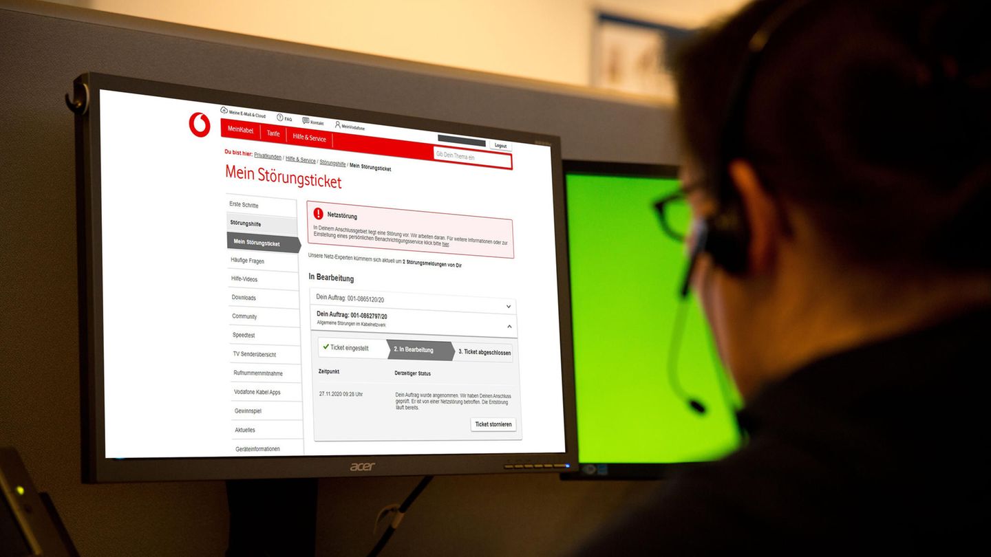 Offline mit Vodafone: Callcenter-Mitarbeiter bei der Arbeit (Fotomontage)
