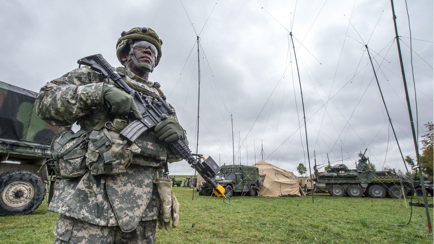 Ein US-Soldat steht in Kleinfalz nahe dem Truppenübungsplatz Grafenwöhr vor einem mobilen taktischen Lagezentrum der US-Armee