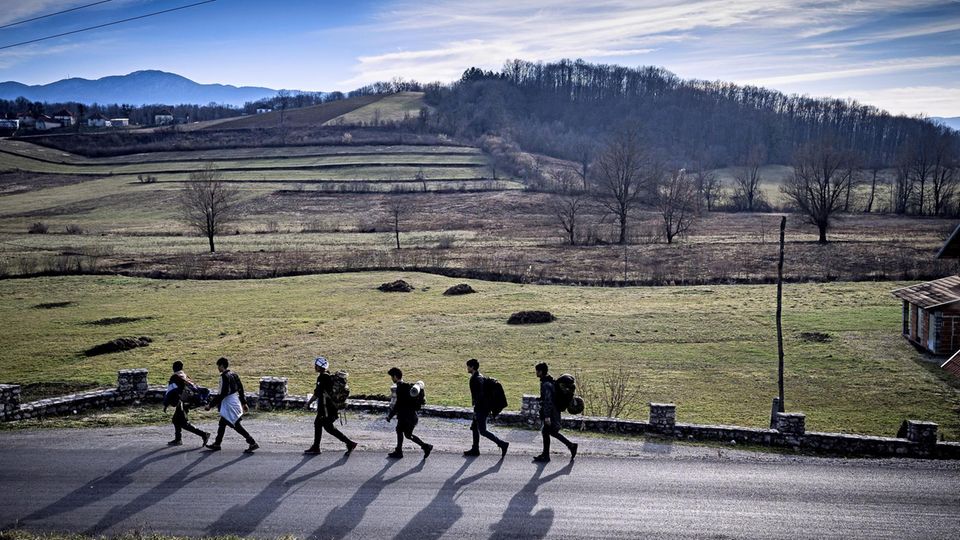 A group of Afghan migrants is 'going for the Game', how they call their attempts to cross the borders to Croatia and then Italy. Zu Fuß nach Kroatien,
dann weiter: eine
Gruppe Afghanen vor
ihrem Versuch, die
Grenze zu überqueren