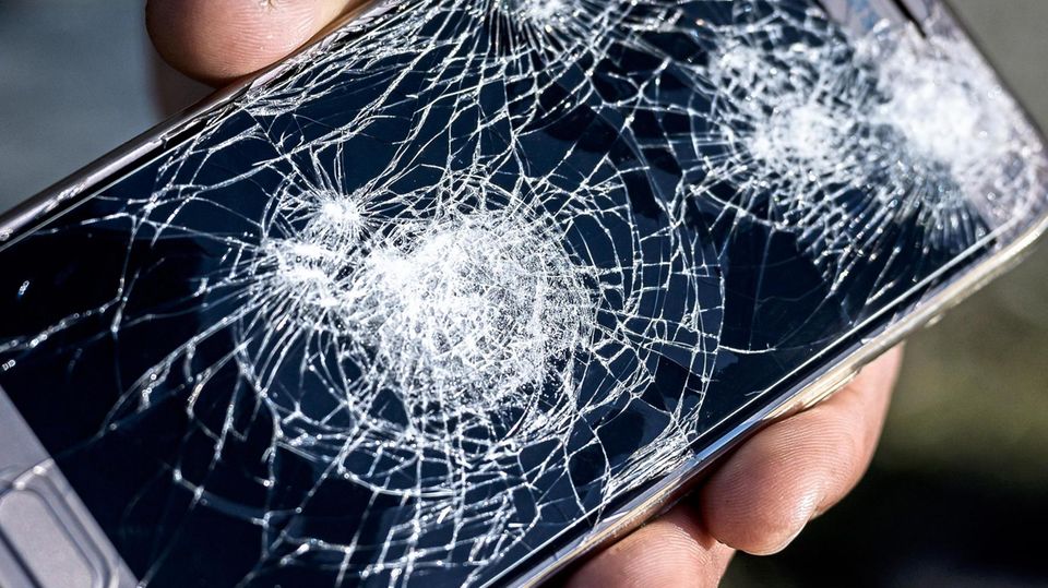 A freshly deported Pakistani migrant shows the remains of his mobile phone. According to his accounts, a Croatian policeman hit it four times with his baton Flüchtlinge berichten,
dass kroatische Polizisten
ihre Handys stehlen
oder zerstören