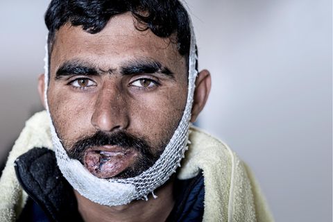 „Sie schlugen mich.  Sie nahmen meine Schuhe.  Sie sagten: ,Geh zurück  nach Bosnien.‘“ Muhammad F., 24 Jahre alt, aus Pakistan