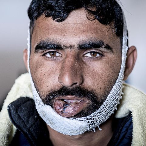 „Sie schlugen mich.  Sie nahmen meine Schuhe.  Sie sagten: ,Geh zurück  nach Bosnien.‘“ Muhammad F., 24 Jahre alt, aus Pakistan