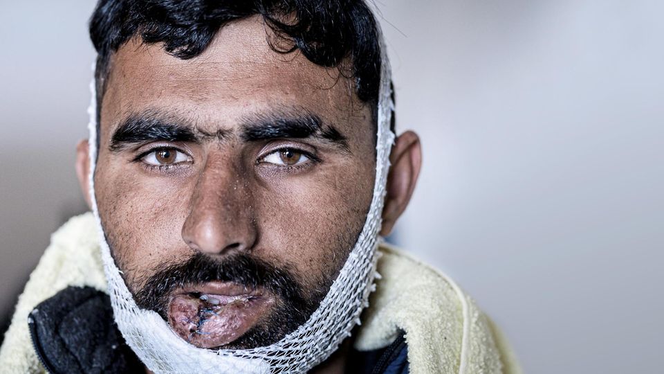 „Sie schlugen mich.  Sie nahmen meine Schuhe.  Sie sagten: ,Geh zurück  nach Bosnien.‘“ Muhammad F., 24 Jahre alt, aus Pakistan
